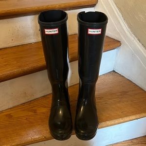 Black Gloss Size 8 adjustable tall hunter rain boots!!! Still in good condition!